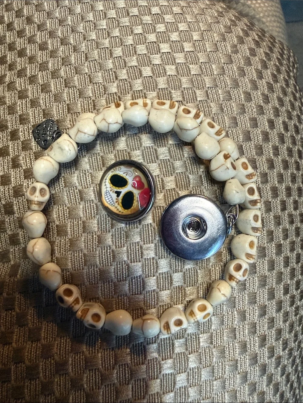 Snap bracelet featuring